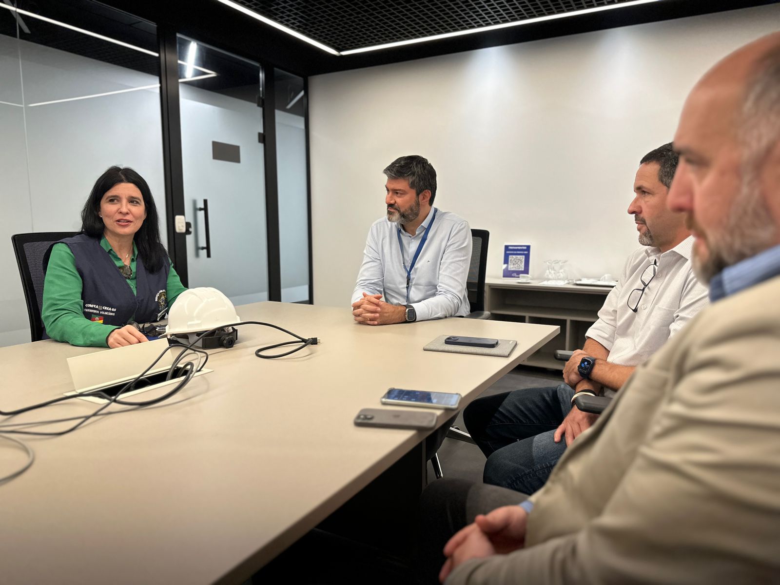 A partir da esq. Eng. Amb. Nanci Walter, Eng. Mec. Cassio Gonçalves, Eng. Civ. Regis Carvalho e o diretor de Comunicação Rafael Guerra